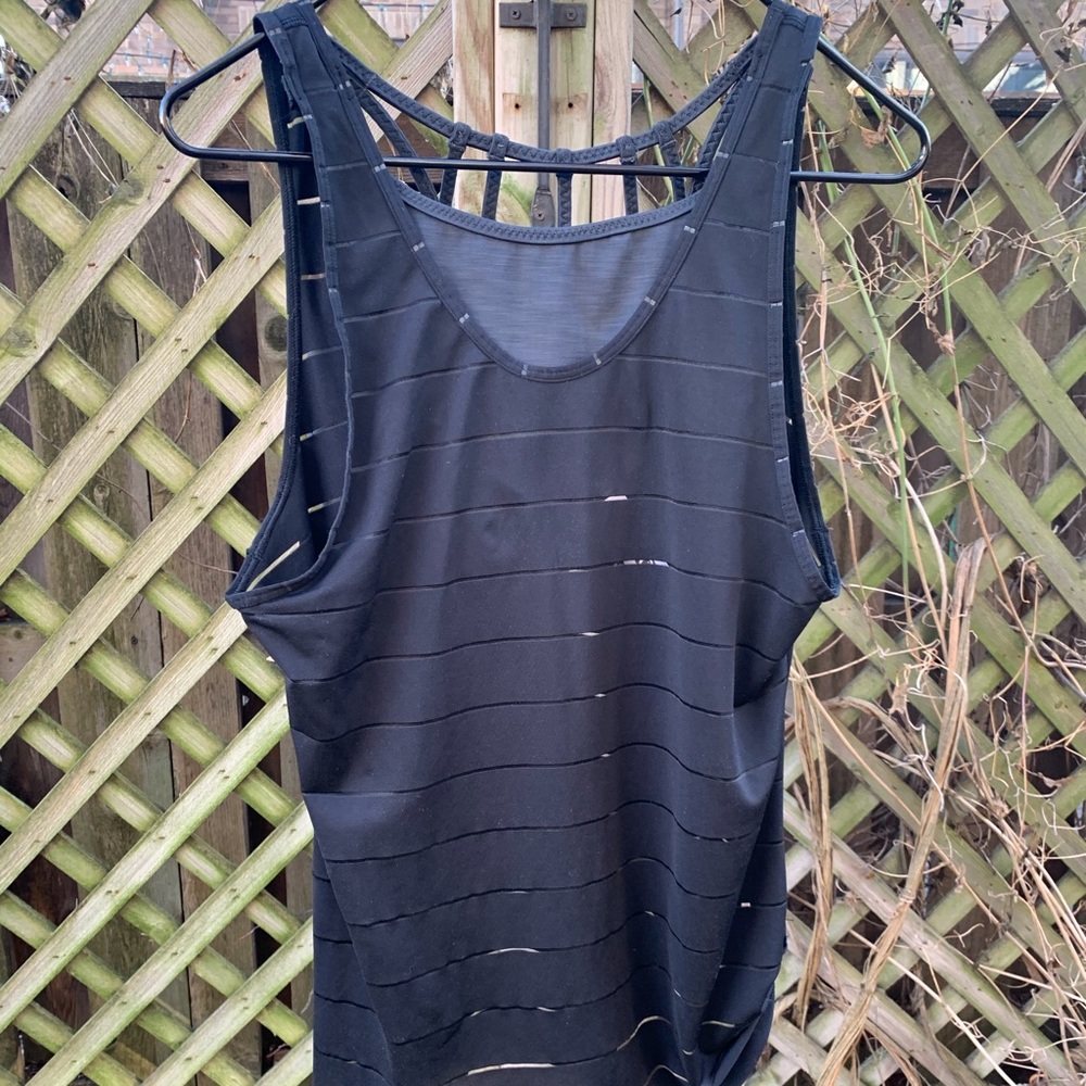 Athleta tank top with sports bra.